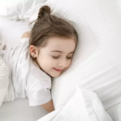 ortokorekcja śpiąca dziewczynka